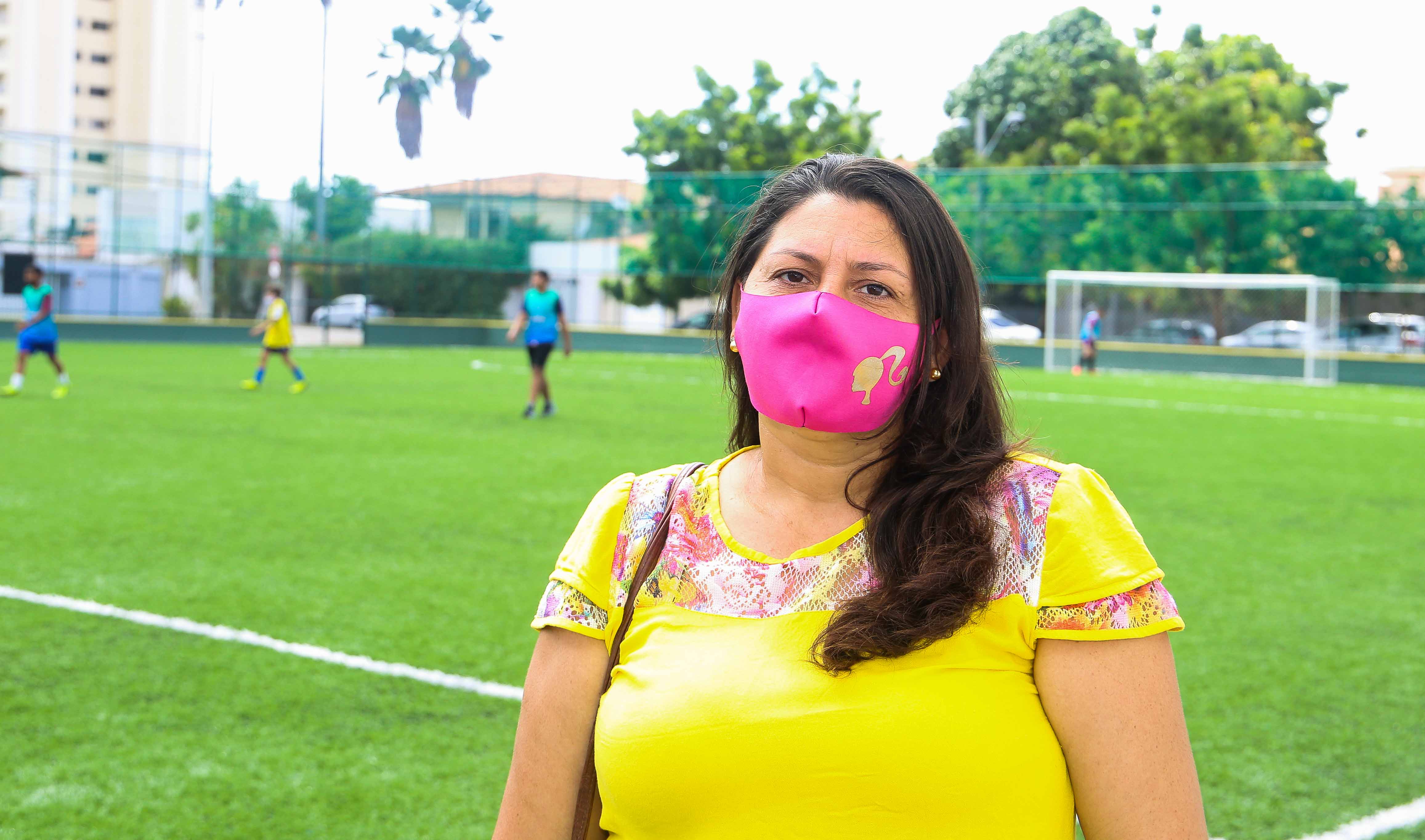 mulher de máscara posa para a foto